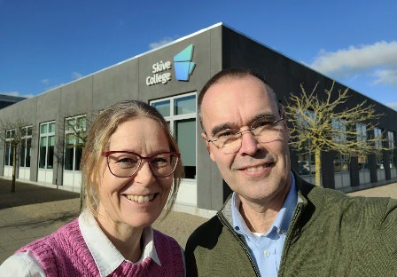 Gitte og Bent står ude foran Skive College Gitte og Bent står ude foran Skive College