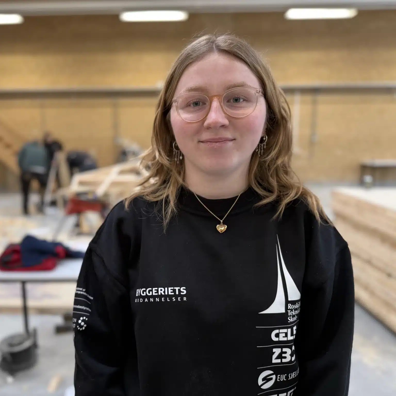 To tømrer tilretter et stykke træ på værkstedet