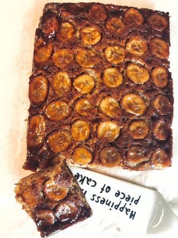 En lækker omvendt banankage med en skøn karamelliseret top