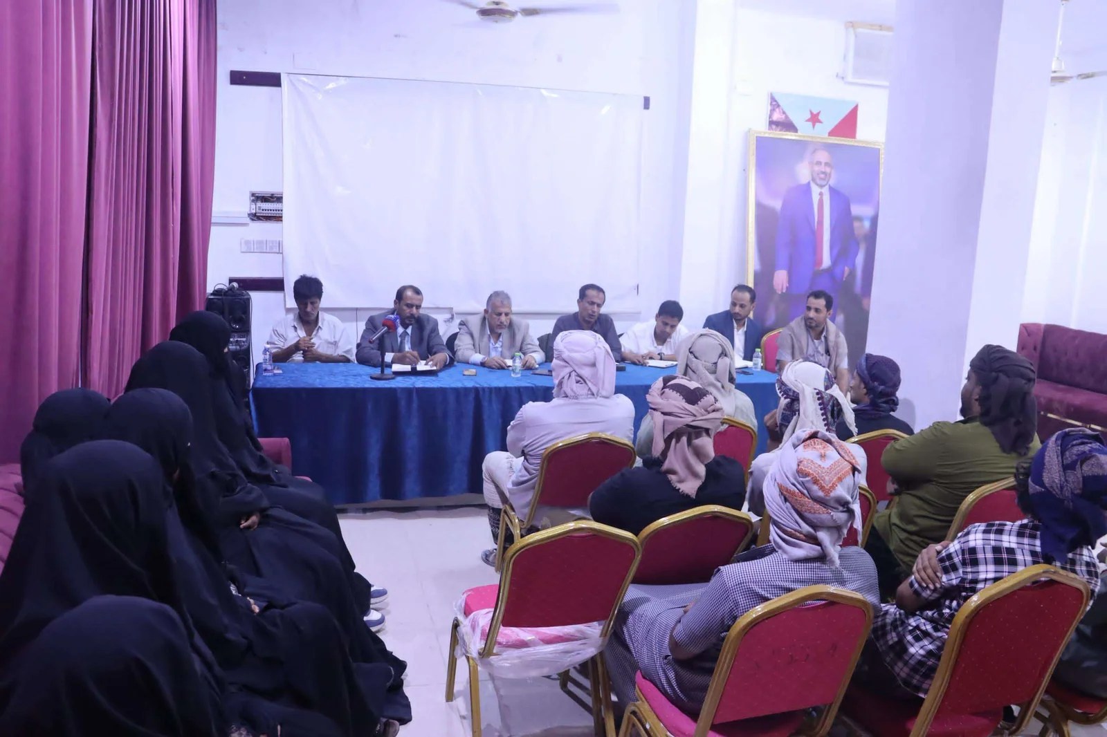 فريق التوجيه والرقابة الرئاسي يلتقي الهيئة التنفيذية لانتقالي مديرية الغيضة