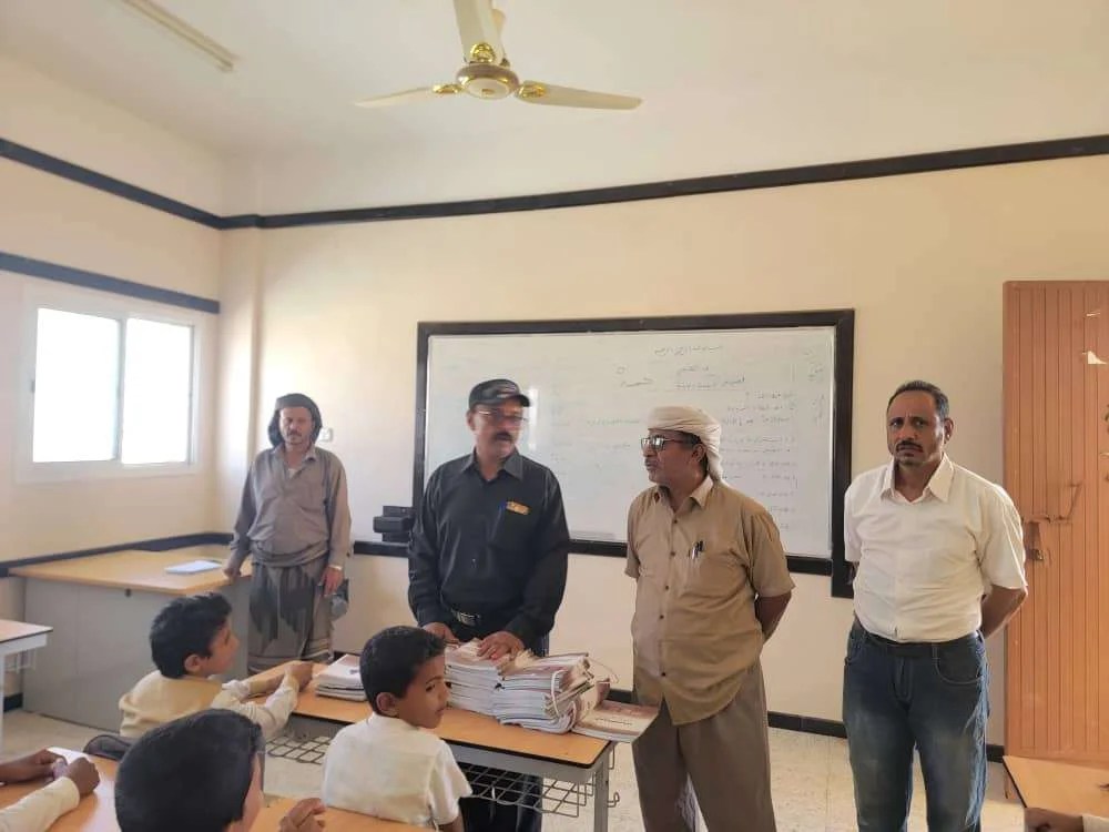 انتقالي نصاب يقدم كمية من الكتب المدرسية لإدارة مكتب التربية والتعليم بالمديرية
