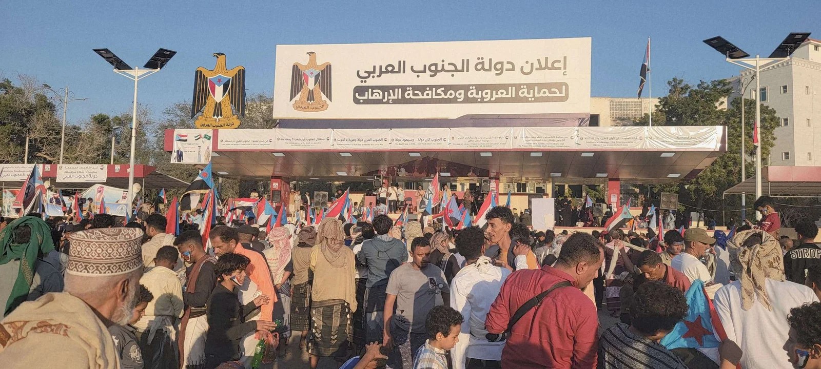 العاصمة عدن.. ساحة الاعتصام المفتوح بخور مكسر تستقبل حشودًا جماهيرية من مديريتي صبر والشيخ عثمان العاصمة عدن.. ساحة الاعتصام المفتوح بخور مكسر تستقبل حشودًا جماهيرية من مديريتي صبر والشيخ عثمان