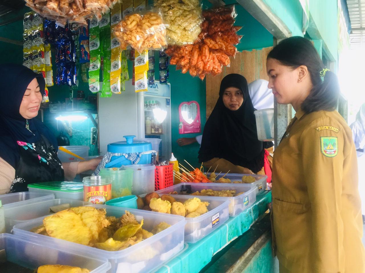 Kantin merupakan tempat menjual berbagai macam makanan dan minuman yang ada . Pembinaan Kantin Sehat Di Smkn 5 Batam Smk Negeri 5 Batam
