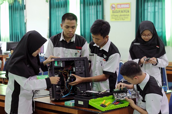 Smk ype sawunggalih kutoarjo memiliki enam jurusan yaitu jurusan administrasi perkantoran, akuntansi, pemasaran, busana butik, teknik komputer jaringan, . SMK YPE SAWUNGGALIH KUTOARJO