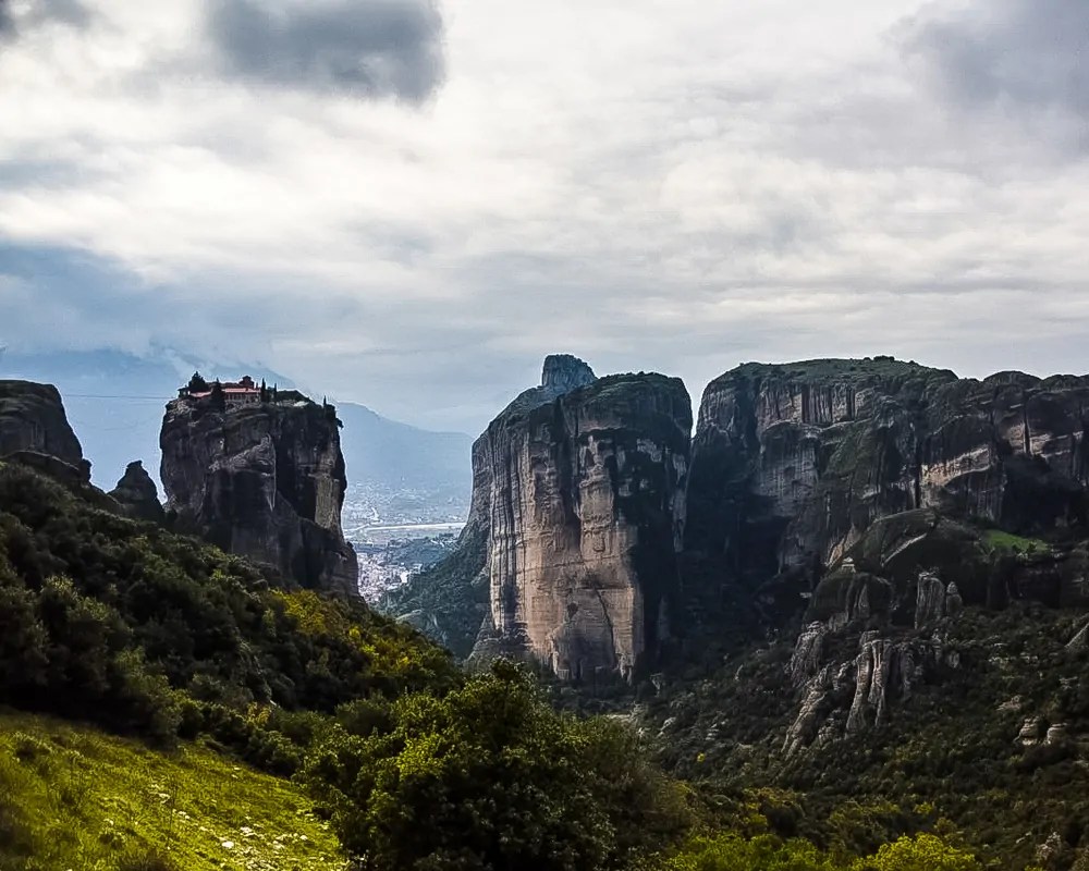 Few kilometers northwest of the town of kalabaka, the impressive rocks of meteora are rising from the plains of thessaly been one of the most amazing places in greece.many centuries ago, on these gigantic rocks with the breathtaking landscape reaching heights of more than … How To Go From Athens To Meteora On A Perfect Day Trip Sofia Adventures