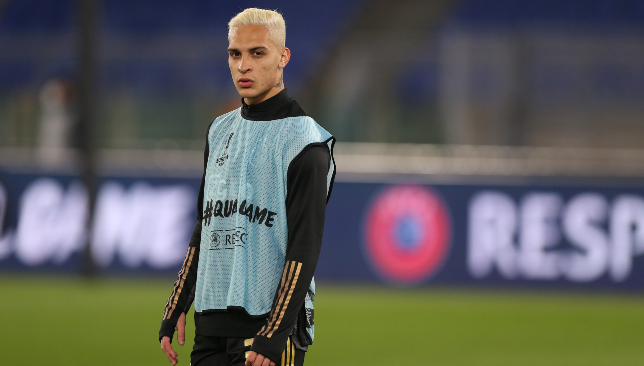 Antony, mit vollem namen antony matheus dos santos (* 24.februar 2000 in osasco), ist ein brasilianischer fußballspieler, der beim niederländischen ehrendivisionär ajax amsterdam unter vertrag steht. Barcelona To Challenge Bayern Munich For Ajax And Brazil Winger Antony Sport360 News