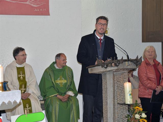 B%c3%bcrgermeister+Christian+H%c3%a4rting+%c3%bcberbrachte+die+Gr%c3%bc%c3%9fe+der+Marktgemeinde.