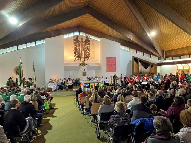 Das+Jubil%c3%a4um+%e2%80%9e50+Jahre+Auferstehungskirche%e2%80%9c+wurde+mit+einer+Festmesse+gefeiert.