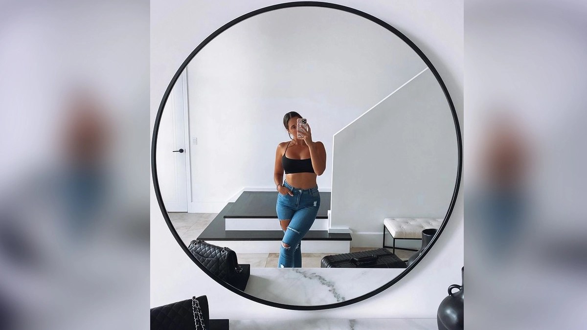 OnlyFans star told to cover up on plane because outfit was inappropriate  for flying - Daily Record