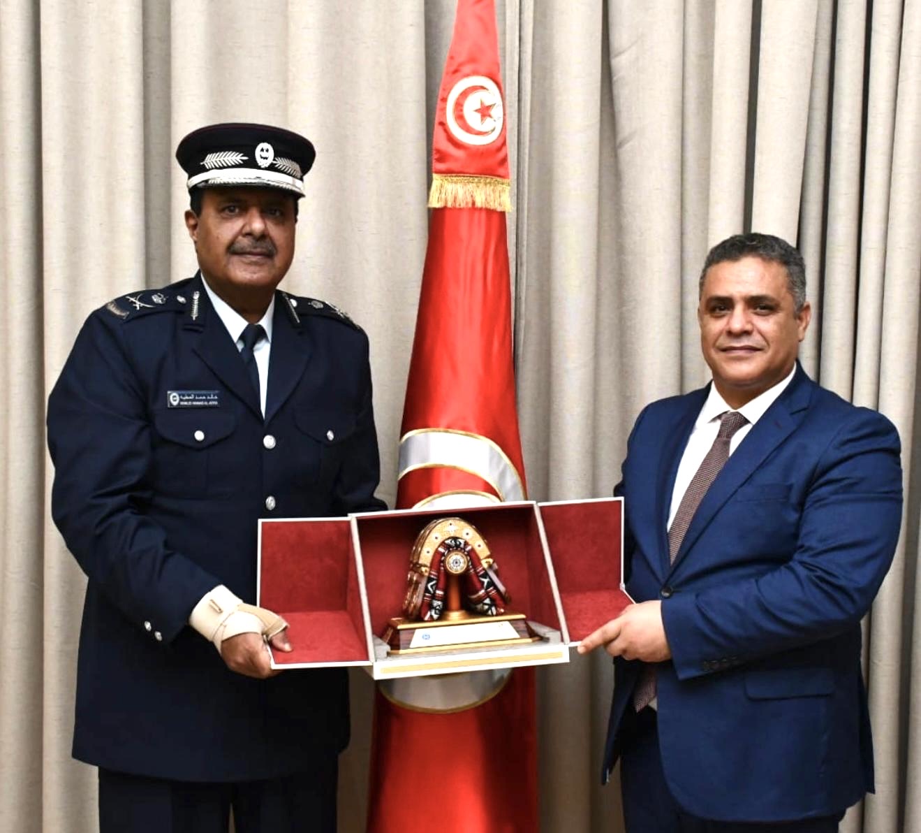 وزير الداخلية التونسي يجتمع باللواء خالد العطية ويشيد بالأنشطة التي ينظمها الاتحاد العربي للشرطة&nbsp;
