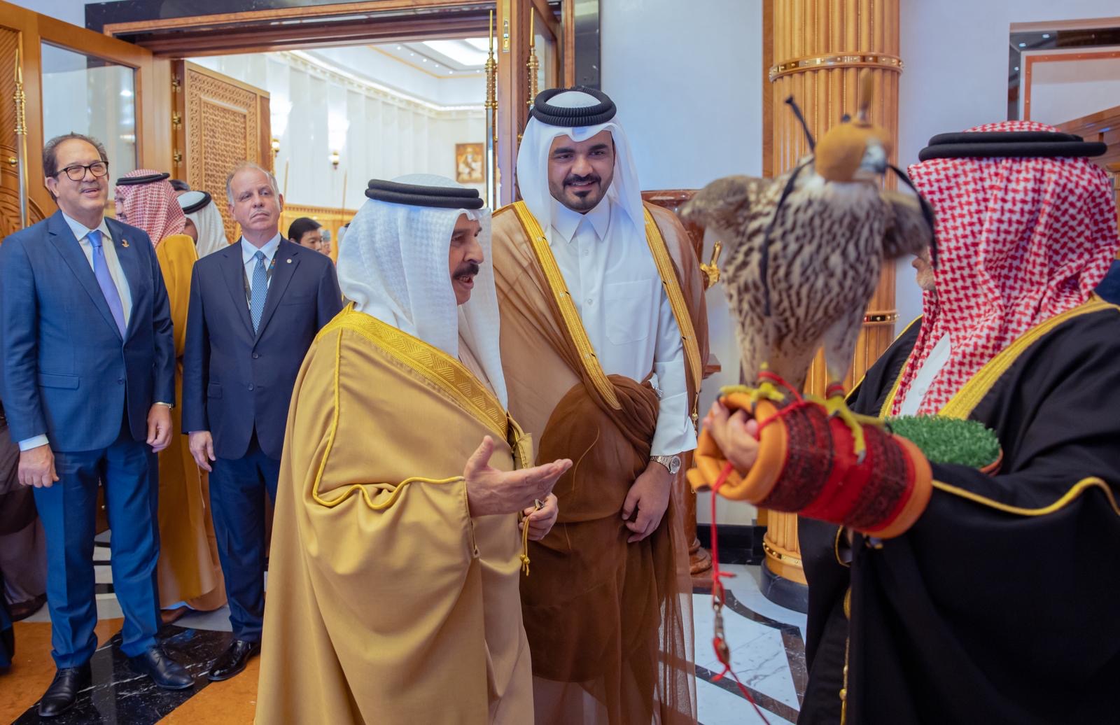 ملك البحرين يستقبل رئيس اللجنة الأولمبية القطرية وضيوف دورة الألعاب الآسيوية للشباب