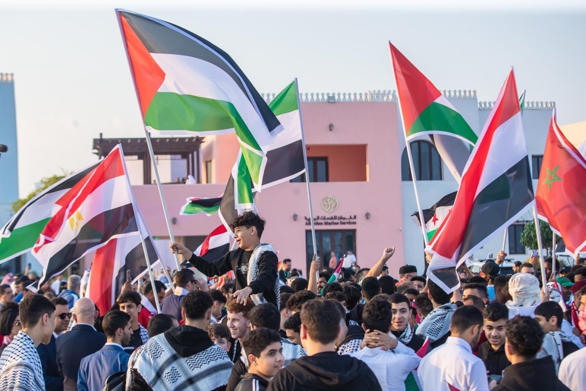 مئات المشجعين العرب في مسيرة للمشجعين العرب في ميناء الدوحة القديم&nbsp;