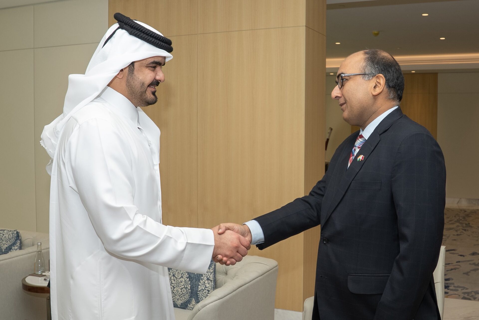 الشيخ جوعان بن حمد يبحث تعزيز التعاون الرياضي مع السفير الهندي
