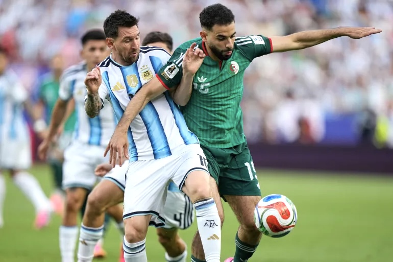&rdquo; هاتريك &rdquo; الأسطورة ميسي يقود منتخب الأرجنتين لتحقيق الفوز على منتخب الجزائر