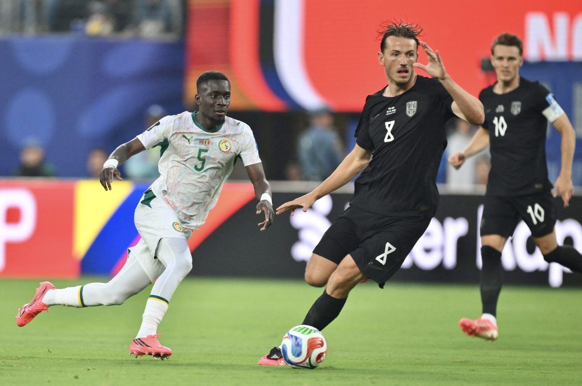 منتخب النرويج يهزم أسود التيرانجا بثلاثة أهداف مقابل هدفين ويعبر الى الأدوار الاقصائية منتخب النرويج يهزم أسود التيرانجا بثلاثة أهداف مقابل هدفين ويعبر الى الأدوار الاقصائية