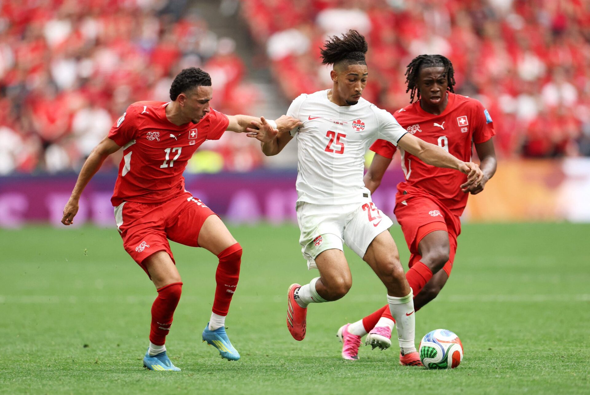 منتخب سويسرا يفوز على كندا ويتأهلان معا إلى دور الـ32 لمونديال 2026