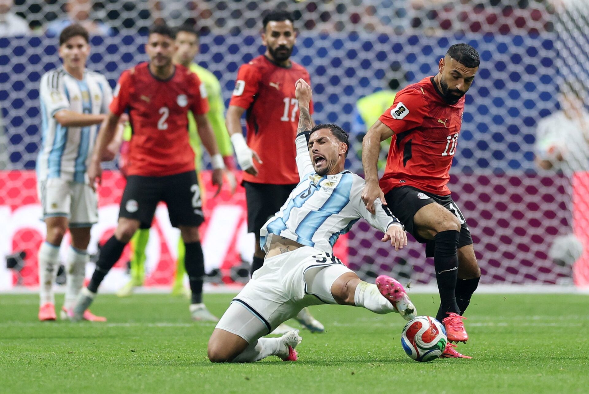 الأرجنتين تنجو من فخ مصر وتتأهل بشق الأنفس لربع نهائي المونديال الأرجنتين تنجو من فخ مصر وتتأهل بشق الأنفس لربع نهائي المونديال