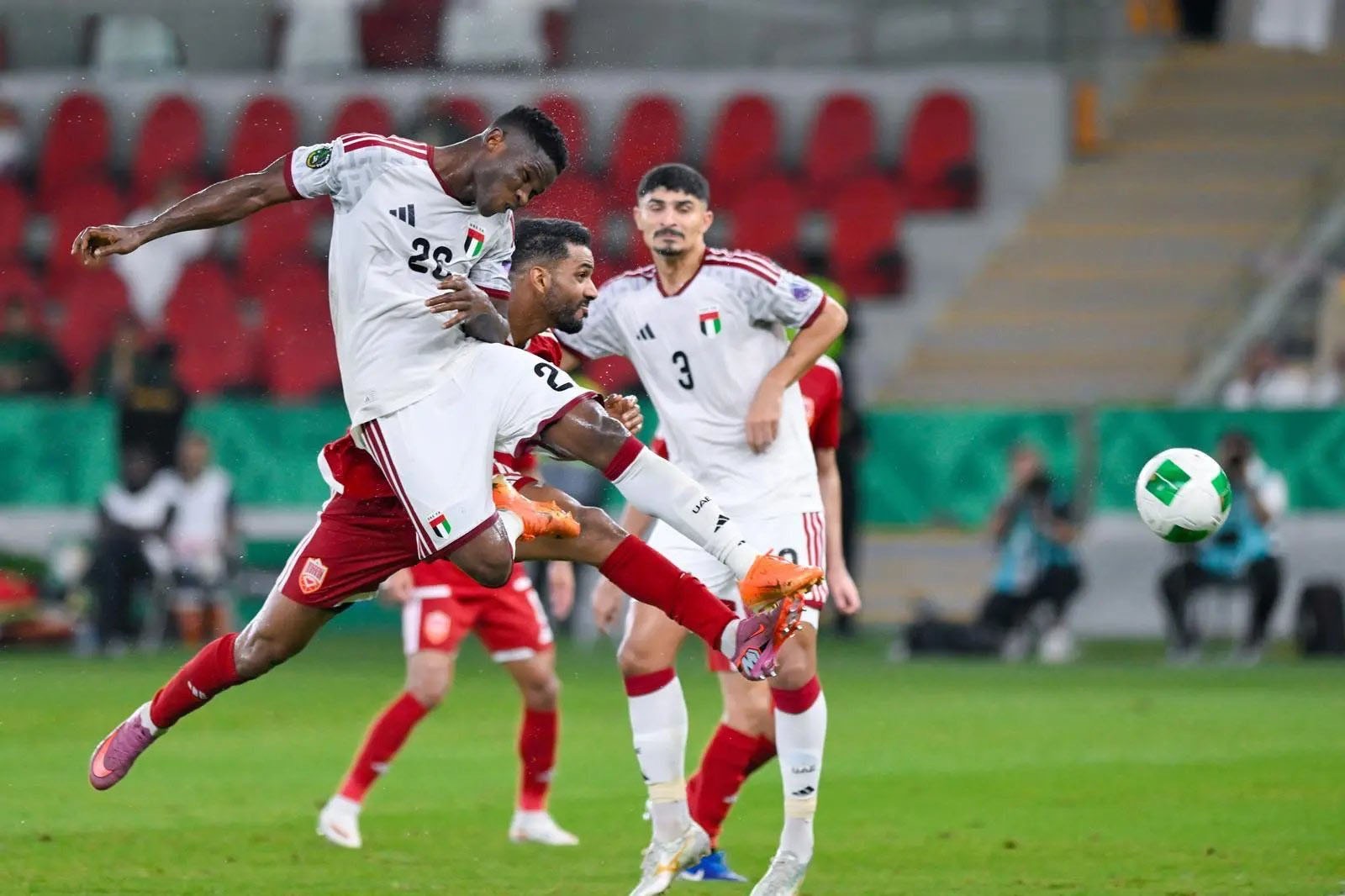 الأبيض الاماراتي يكتسح الأحمر البحريني بثلاثية، ويحجز مقعده بنصف نهائي خليجي 27