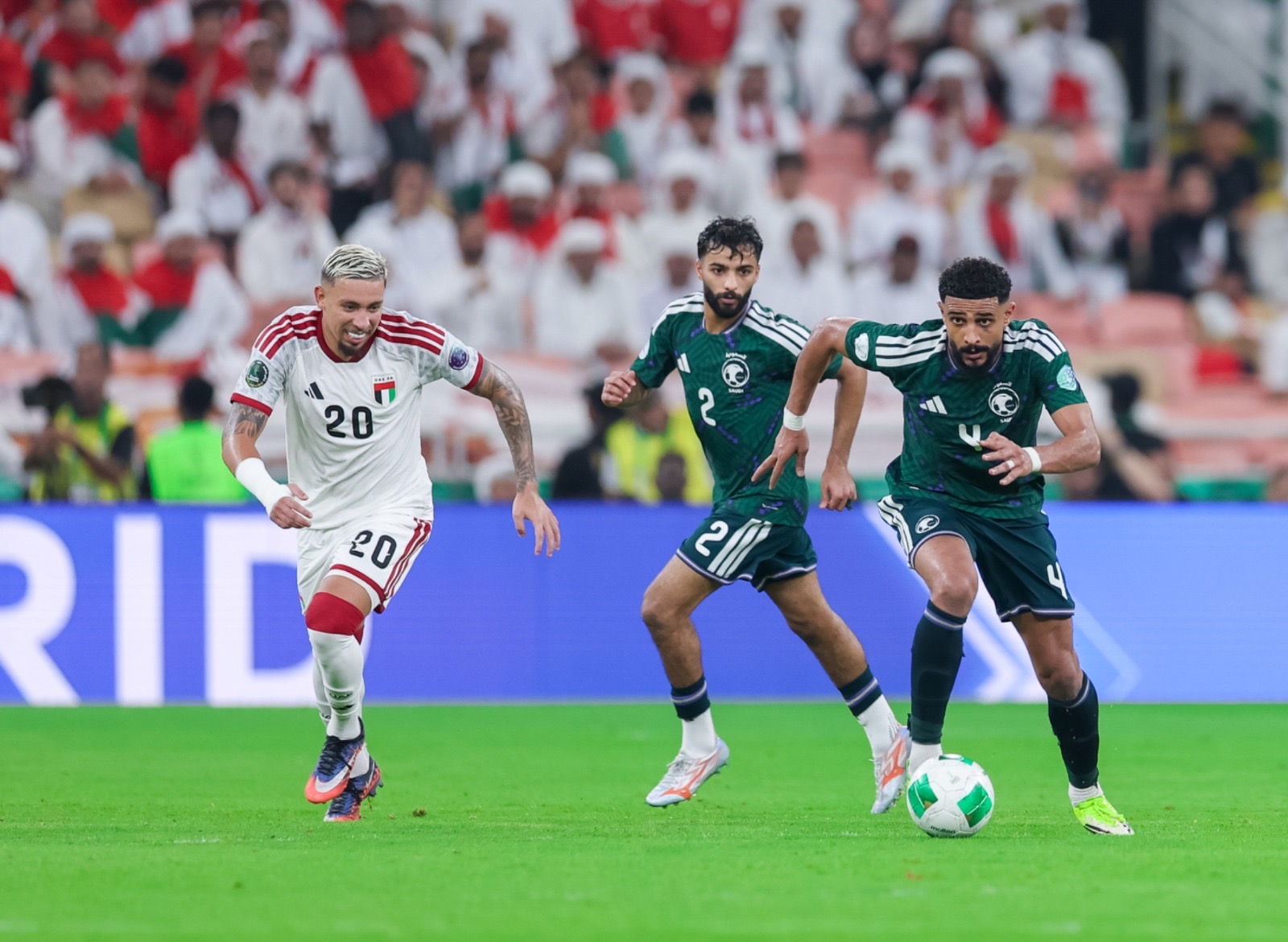 منتخب الأخضر السعودي يفوز على الأبيض الإماراتي بهدفين ويتوج بلقب خليجي 27 منتخب الأخضر السعودي يفوز على الأبيض الإماراتي بهدفين ويتوج بلقب خليجي 27