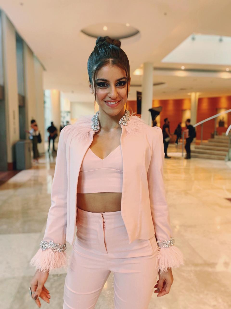 Recíbelo el miércoles, 27 de octubre. Total pink: el look de Isabela Souza para la cuarta noche