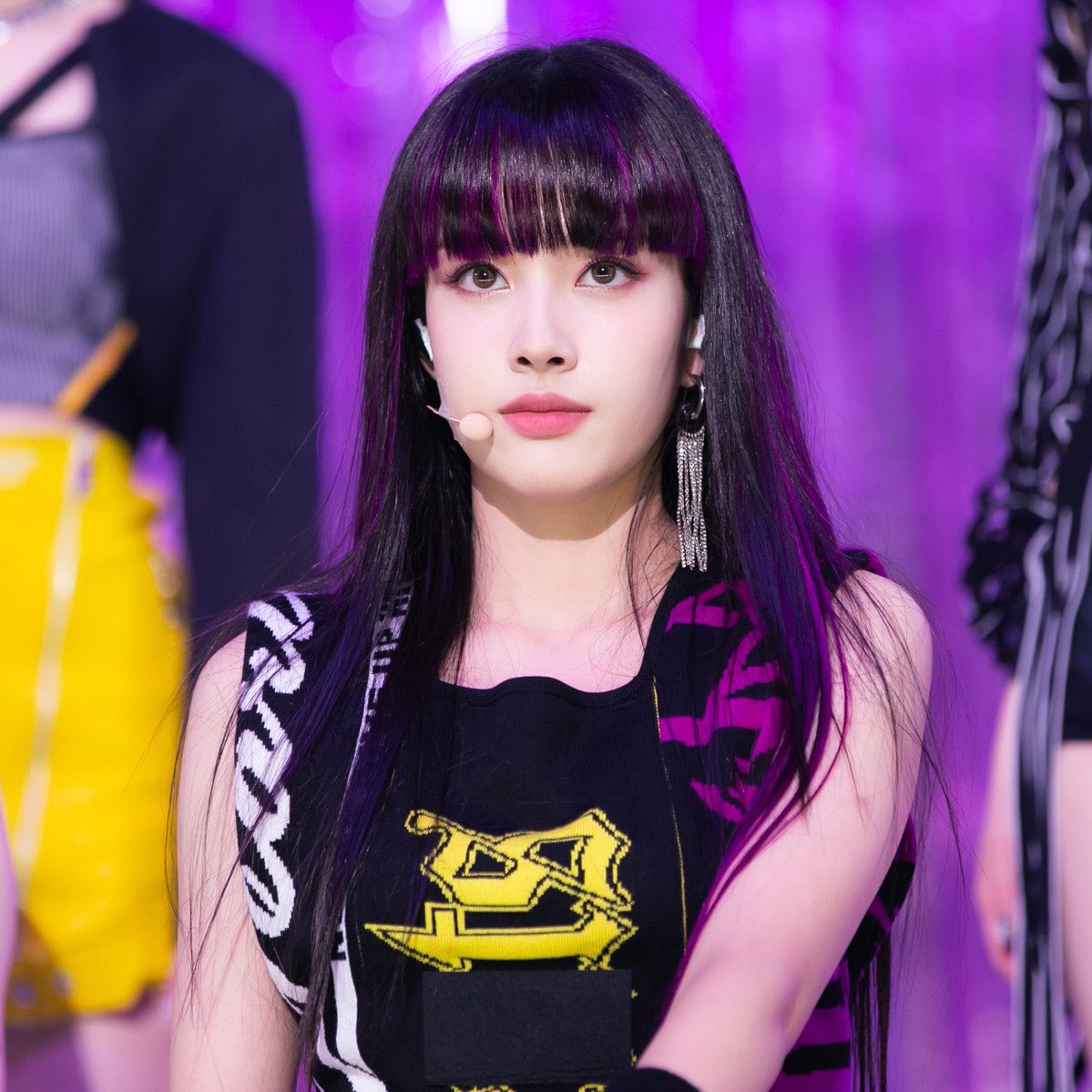 Appreciation j from stayc covers dua lipa's 'don't start now' StayC Yoon reminds me a bit of Jessica De Gouw character ...