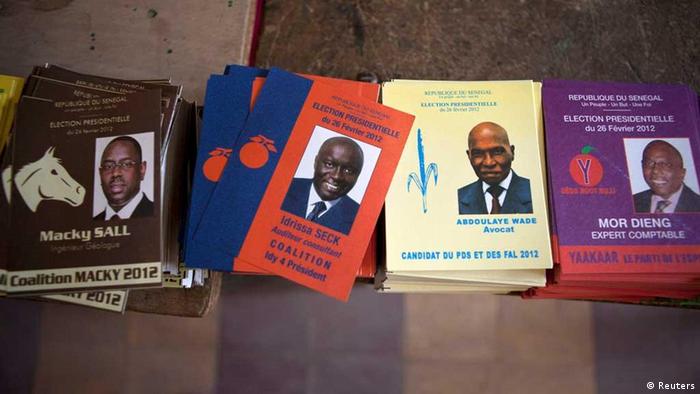 François hollande, candidat du parti socialiste et du prg, et nicolas sarkozy, président sortant et candidat de . Senegal S Wade Faces Tough Vote In Presidential Run Off News Dw 28 02 2012