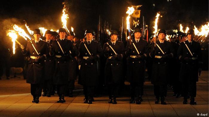 Darüber hinaus ist der große zapfenstreich ein militärisches zeremoniell am abend, mit dem in deutschland insbesondere scheidende bundespräsidenten, bundeskanzler, verteidigungsminister und generale geehrt werden. Abschied Mit Pauken Und Trompeten Deutschland Dw 08 03 2012