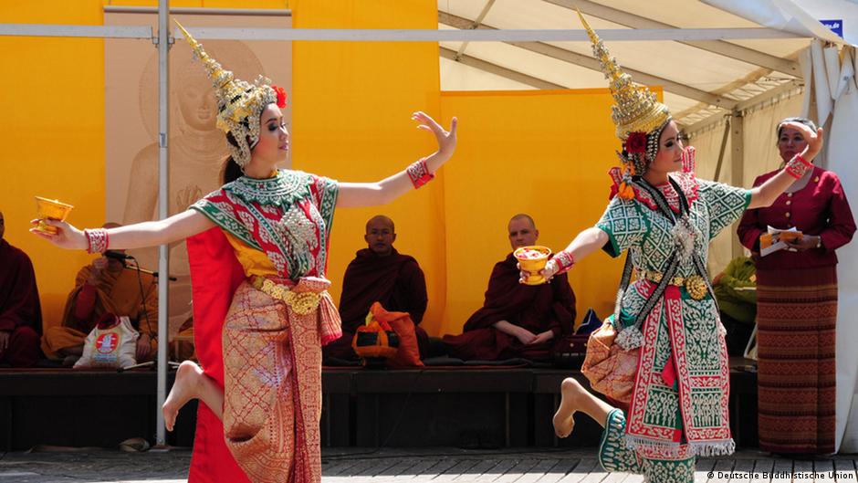 Tanzen Jubeln Meditieren Buddhisten Feiern Vesakh Fest Kultur Dw 24 05 2013