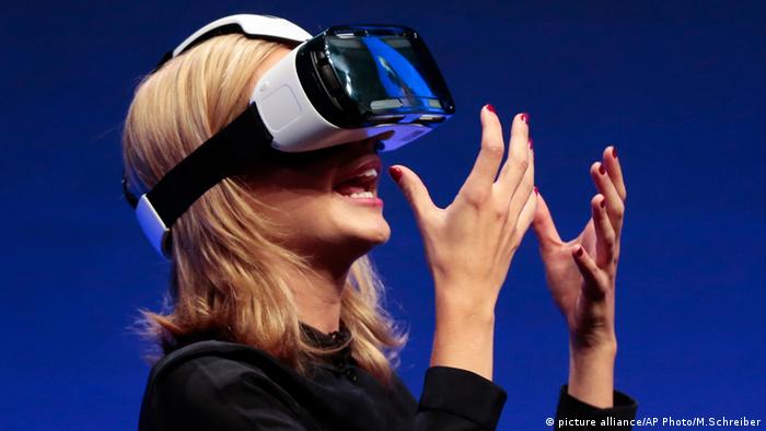 Many people today work not in an office, but from a table in their local coffee shop or a desk set up in what used to be a bedroom. Virtual Reality Takes Center Stage At Barcelona S Mobile World Congress Business News The Latest Financial Market Economic News Dw 24 02 2016