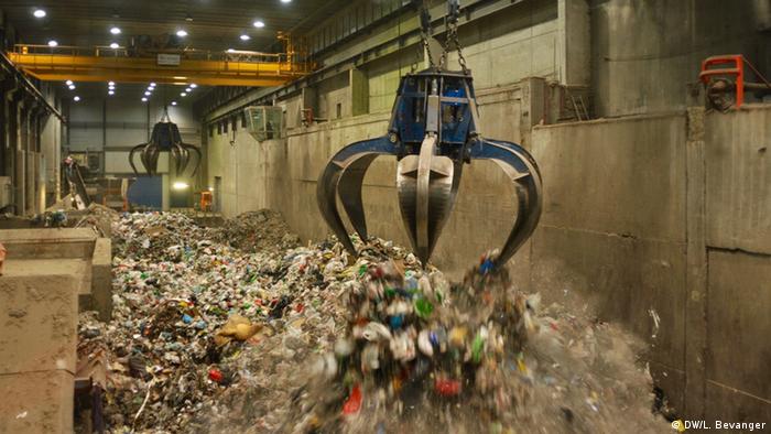 Memfokuskan kepada bidang technology pengelolaan lingkungan. First World Problem Norway And Sweden Battle Over Who Gets To Burn Waste Environment All Topics From Climate Change To Conservation Dw 23 11 2015