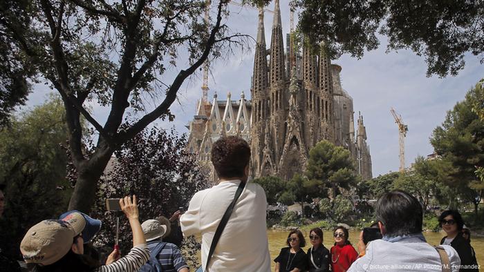 Giant star lights up barcelona as sagrada familia tower inaugurated. Barcelona S La Sagrada Familia Gets Building Permit After 137 Years News Dw 08 06 2019