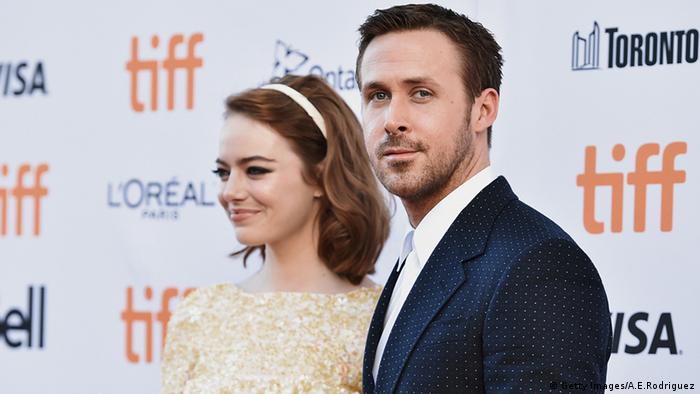 Screenwriter dan fogelman revealed the secret behind ryan gosling and emma stone's natural chemistry, explaining that this romantic scene in . Hommage An Das Filmmusical La La Land Filme Dw 11 01 2017