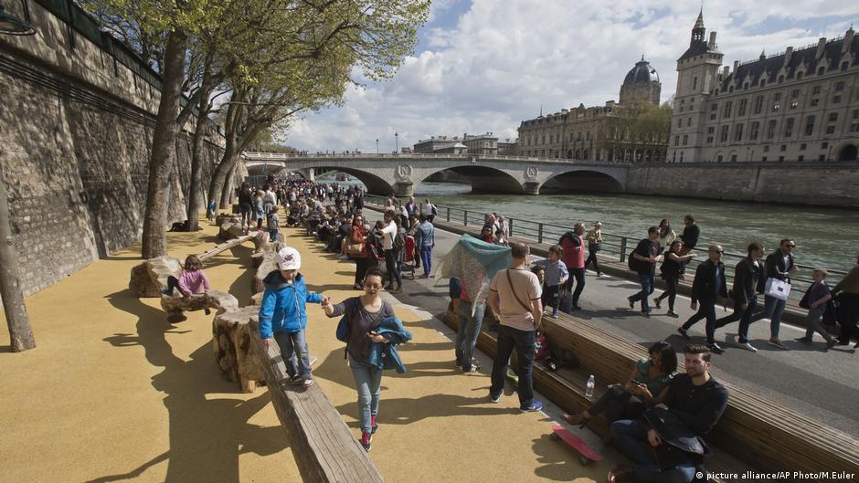 Seine river, river of france, after the loire its longest. The Seine River Banks In Paris Now Car Free Dw Travel Dw 05 04 2017
