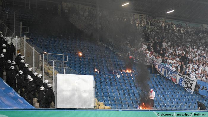 Live score, stream, statistics match & h2h results on tribuna.com. German Cup Unruly Fans At Rostock Vs Hertha Schalke Do Just Enough In Berlin Sports German Football And Major International Sports News Dw 14 08 2017