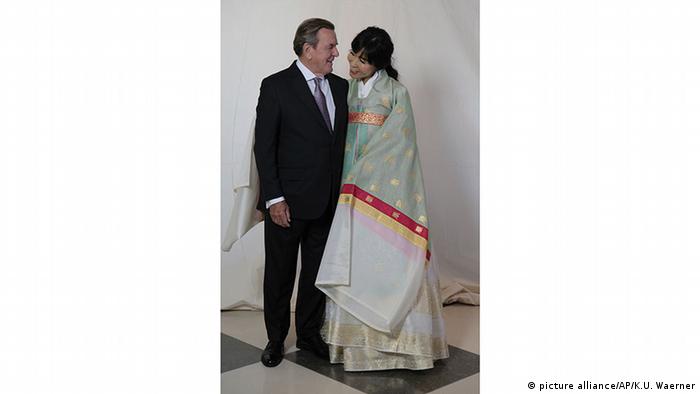 Unter den gästen waren einige bekannte gesichter. Polit Promis Bei Hochzeitsfeier Von Altkanzler Gerhard Schroder Aktuell Deutschland Dw 05 10 2018