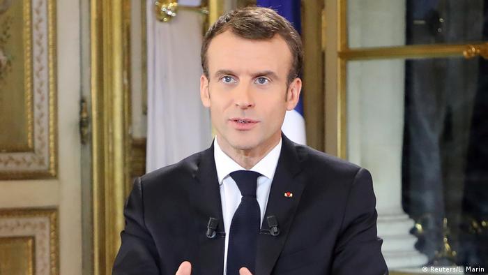Presiden prancis emmanuel macron, pada rabu (6/4), dengan keras menolak kritik dari perdana menteri polandia mateusz morawiecki yang . Naikkan Gaji Minimum 100 Euro Presiden Emmanuel Macron Berusaha Tenangkan Rompi Kuning Nrs Import Dw 11 12 2018