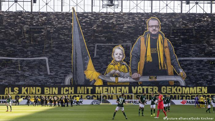 Uefa verbietet choreo der ultras frankfurt mit wunderkerzen 13.02.2020: Bundesliga Bulletin Borussia Dortmund Take Charge Of Title Race Again Sports German Football And Major International Sports News Dw 31 03 2019