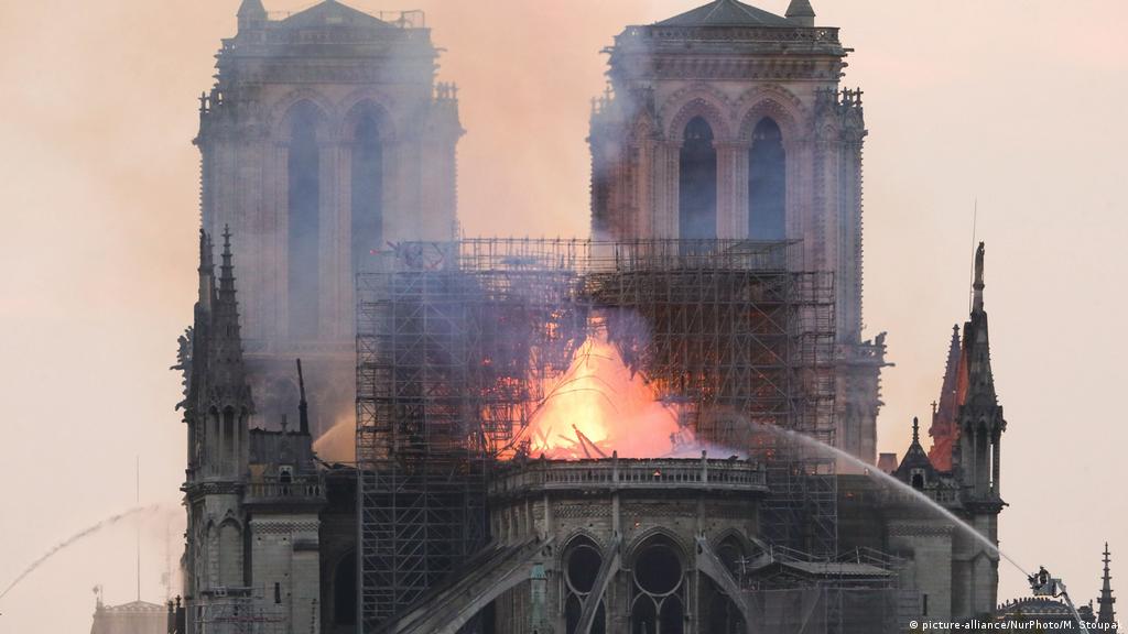 Die hohen flammen, die am abend des 15. Notre Dame De Paris Tv Dw 21 02 2020