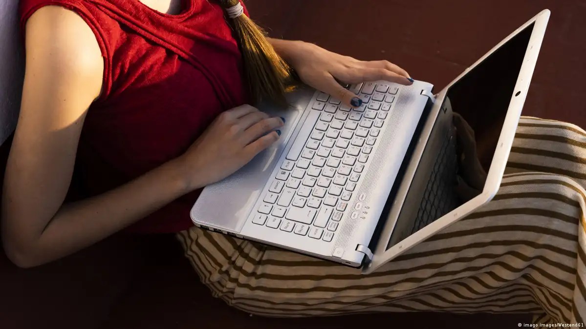 Thai babe fucked by foreign dude - XNXX.COM