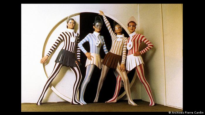 Wir suchen und kaufen für unsere . Pierre Cardin Iconic Fashion Designer Honored In Fashion Futurist Show Culture Arts Music And Lifestyle Reporting From Germany Dw 20 09 2019