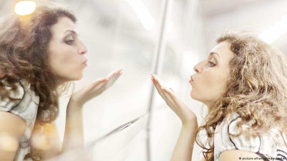 Los narcisistas carecen de la habilidad para hacerte sentir visto, valorado, entendido o aceptado porque no captan el concepto de sentimientos. La Insoportable Convivencia Con Un Narcisista Dialogo Pandemico Preguntale A Dr Drexler Dw 20 12 2019