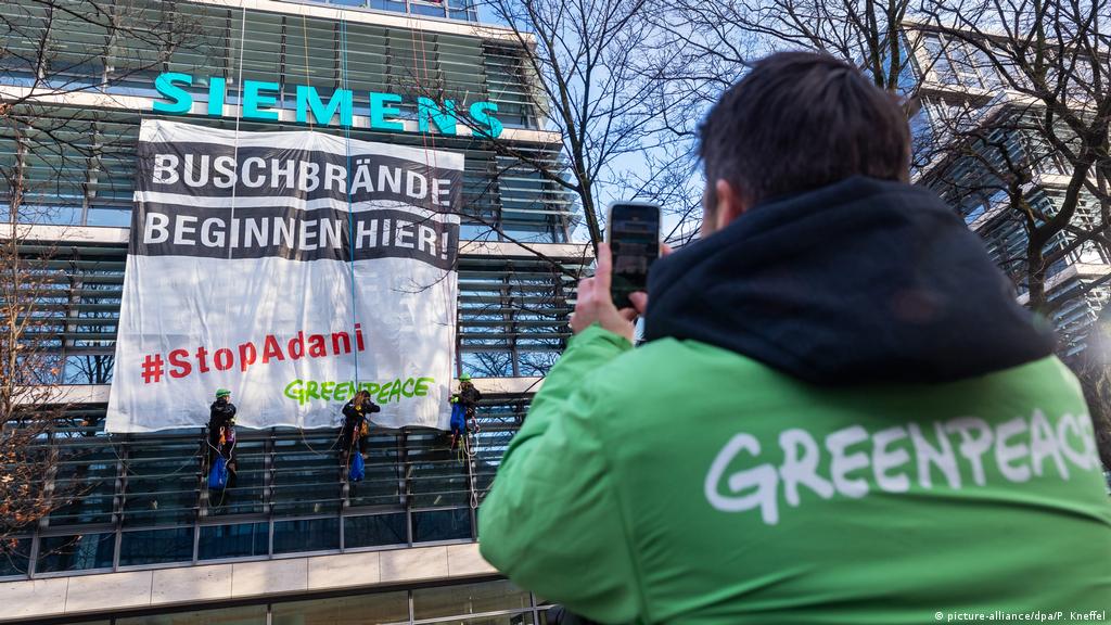 Climate Protesters Take On Siemens Board Meeting News Dw 05 02 2020