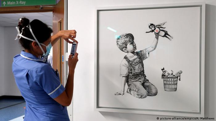 So Dankt Banksy Den Helden Der Corona Krise Mit Kunst Im Krankenhaus Kultur Dw 07 05 2020