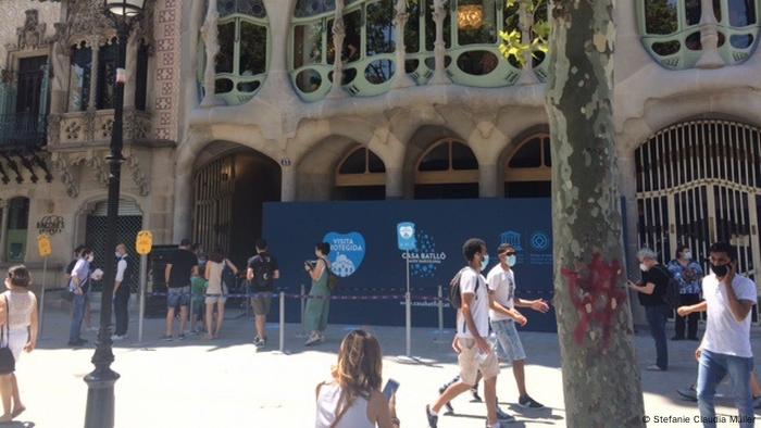 With more and more people traveling again, you may wonder what’s safe. Barcelona Tourism In Flux After Coronavirus Lockdown Dw Travel Dw 16 07 2020