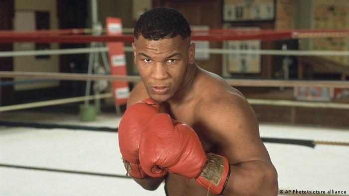 Tyson wurde als boxtalent von dem sozialarbeiter bobby stewart entdeckt. Mike Tyson Everyone Fights For A Reason Sports German Football And Major International Sports News Dw 25 11 2020