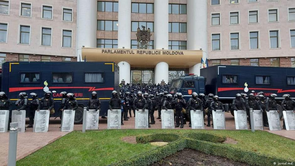 Ciocniri Intre PoliÈie Èi Agricultori In FaÈa Parlamentului Din ChiÈinÄu Moldova Dw 16 12 2020