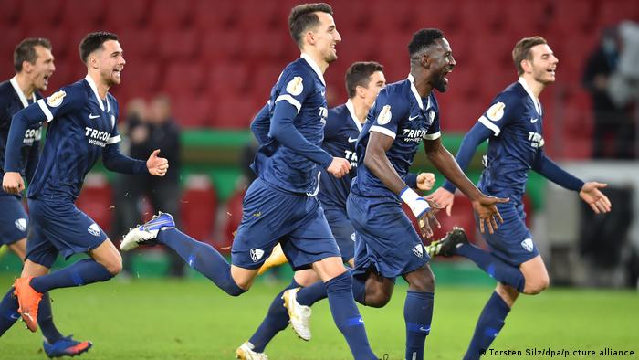 Herzlich willkommen im offiziellen shop des vfl bochum 1848 ⚽ gratisversand ab 80 € ⚽ 10% rabatt für vereinsmitglieder und dauerkarteninhaber. German Cup Nightmare Before Christmas For Mainz As Bochum Pull Off Shock Sports German Football And Major International Sports News Dw 23 12 2020