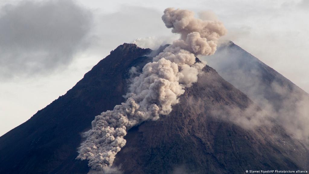 Indonesia Volcano Eruption Merapi Ejects New Ash Cloud News Dw 27 01 2021
