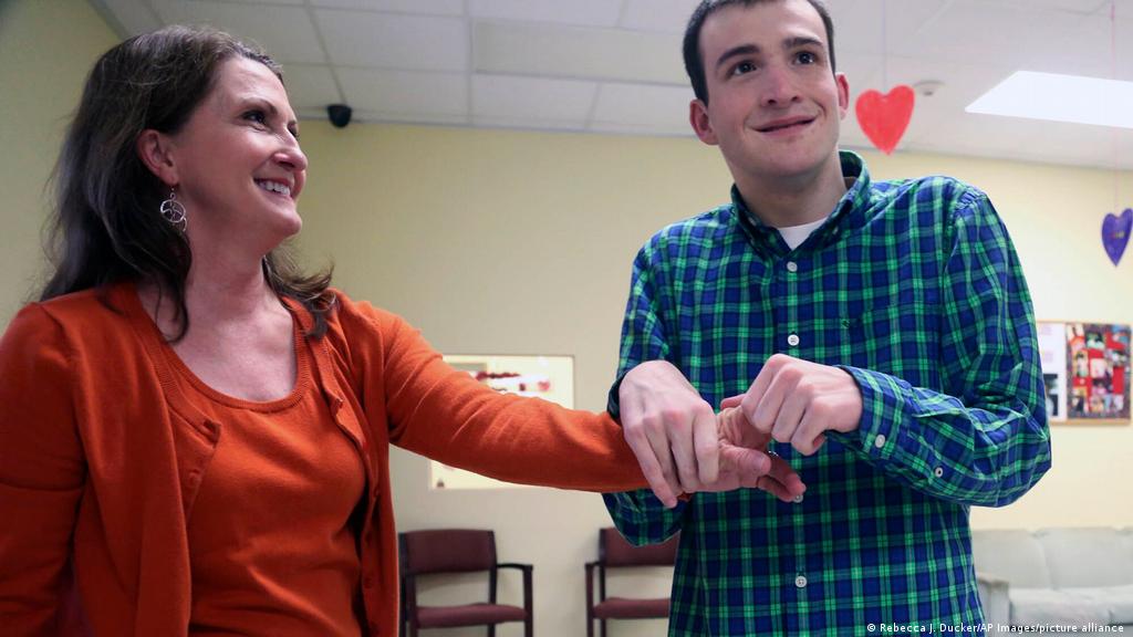 متلازمة الالم العضلي الليفي ، هو عبارة عن حالة طبية مزمنة، تظهر بصورة آلام في العديد من المناطق العضلية في الجسم، سواء " ÙØªÙØ§Ø²ÙØ© Ø£ÙØ¬ÙÙØ§Ù Ø®ÙÙ Ø¬ÙÙÙ ÙØªØ³Ø¨Ø¨ Ø¨Ø§Ø¶Ø·Ø±Ø§Ø¨Ø§Øª Ø¬Ø³Ø¯ÙØ© ÙØ³ÙÙÙÙØ© ÙÙØºÙÙØ© ØµØ­Ø© ÙØ¹ÙÙÙØ§Øª ÙØ§ Ø¨Ø¯ ÙÙÙØ§ ÙØµØ­Ø© Ø£ÙØ¶Ù Dw 02 02 2021