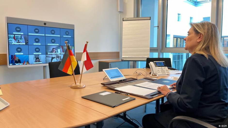 Pada bidang ekonomi dengan kualitas sumber daya manusia. Indonesia Jerman Sepakati Kerja Sama Di Bidang Kesehatan Lawan Pandemi Covid 19 Indonesia Laporan Topik Topik Yang Menjadi Berita Utama Dw 26 02 2021